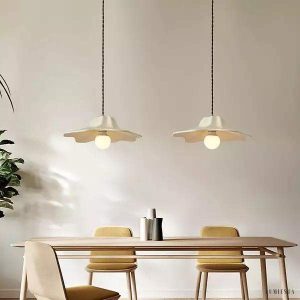 Kolorowa lampa wisząca w kształcie kwiatu