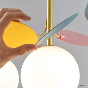 Wielokolorowa lampa wisząca szklana kula w designie liścia