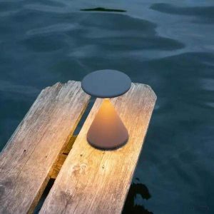 Lampka stołowa Salt i Pepper w kształcie klepsydry z funkcją dotykową