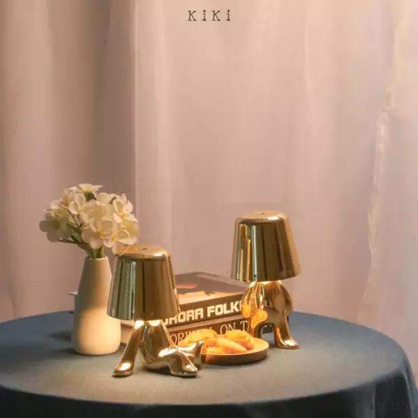 Innowacyjna lampa Thinker w kształcie postaci złotej lub chromowanej