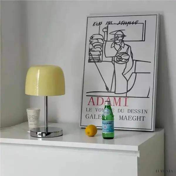 Minimalistyczna lampa stołowa Bauhaus z kolorowym kloszem