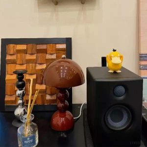 Lampka stołowa w kształcie kwiatu w stylu nordyckim