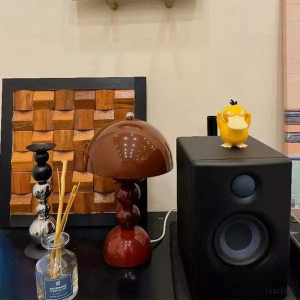 Lampka stołowa w kształcie kwiatu w stylu nordyckim