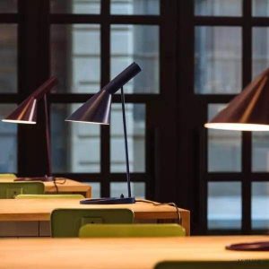 Asymetryczna metalowa lampa stołowa w nowoczesnym stylu