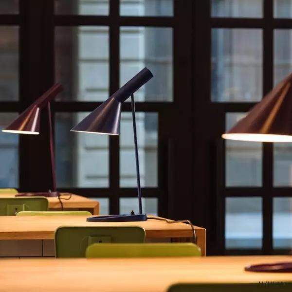 Asymetryczna metalowa lampa stołowa w nowoczesnym stylu