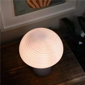 Nowoczesna lampa stołowa w kształcie grzyba z kolorowym kloszem