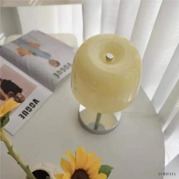 Minimalistyczna lampa stołowa Bauhaus z kolorowym kloszem