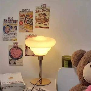 Lampa stołowa w stylu nordyckim z szklanym kloszem