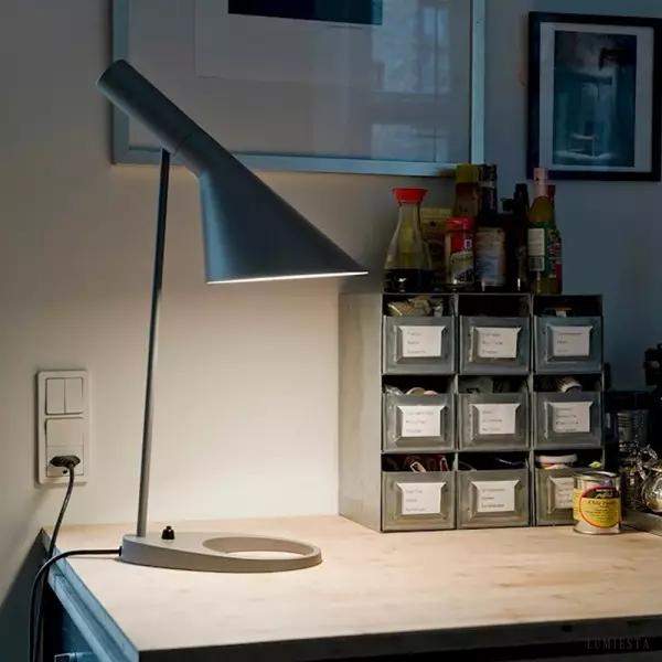 Asymetryczna metalowa lampa stołowa w nowoczesnym stylu