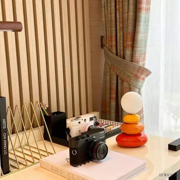 Nowoczesna lampka stołowa inspirowana kamieniami dekoracyjnymi