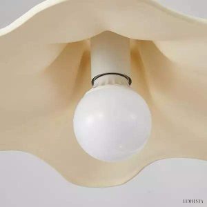 Kolorowa lampa wisząca w kształcie kwiatu