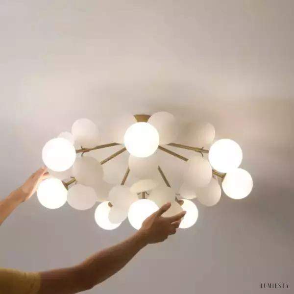 Lampa wisząca w kształcie kulek w pastelowych kolorach