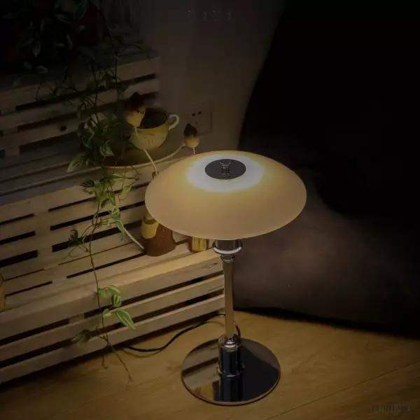 Lampa stołowa w stylu duńskim z wielowarstwowymi kloszami