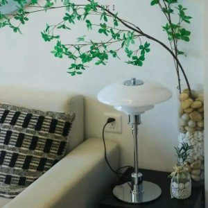 Lampa stołowa w stylu duńskim z wielowarstwowymi kloszami