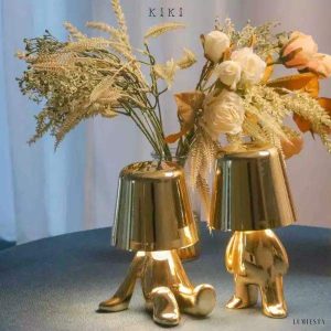 Innowacyjna lampa Thinker w kształcie postaci złotej lub chromowanej