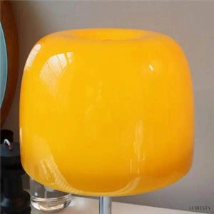 Minimalistyczna lampa stołowa Bauhaus z kolorowym kloszem