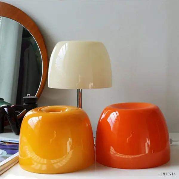 Minimalistyczna lampa stołowa Bauhaus z kolorowym kloszem