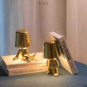 Innowacyjna lampa Thinker w kształcie postaci złotej lub chromowanej