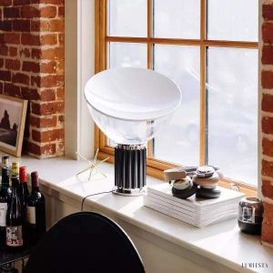 Lampa stołowa Taccia z unikalnym kształtem reflektora
