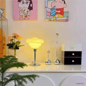 Lampa stołowa w stylu nordyckim z szklanym kloszem