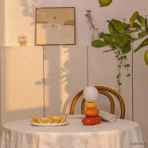 Nowoczesna lampka stołowa inspirowana kamieniami dekoracyjnymi