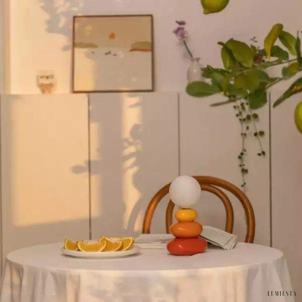 Nowoczesna lampka stołowa inspirowana kamieniami dekoracyjnymi