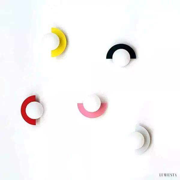 Kolorowa lampa ścienna Nordic Candy z szklanym kloszem