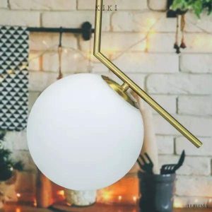 Lampa wisząca IC Lights z szklaną kulą w eleganckim stylu