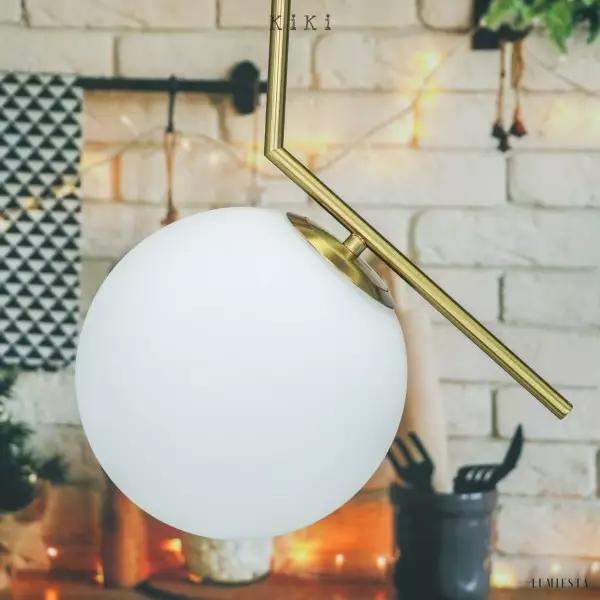 Lampa wisząca IC Lights z szklaną kulą w eleganckim stylu