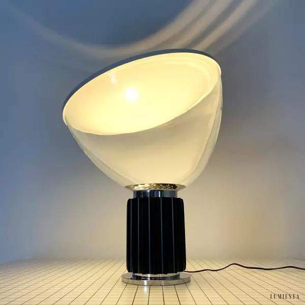 Lampa stołowa Taccia z unikalnym kształtem reflektora