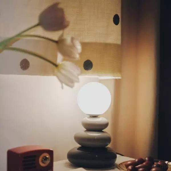 Nowoczesna lampka stołowa inspirowana kamieniami dekoracyjnymi