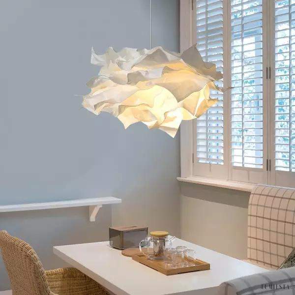 Papierowa lampa wisząca chmurka z białym kwiatem 43 cm