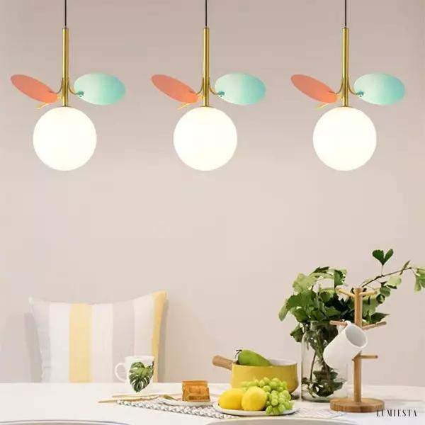 Wielokolorowa lampa wisząca szklana kula w designie liścia