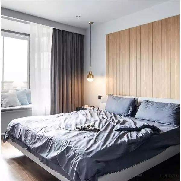 Lampa wisząca Niku złoty metalowy żyrandol szklany klosz