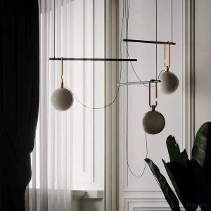 Lampa wisząca Mori z szklaną kulą i mosiężnym akcentem