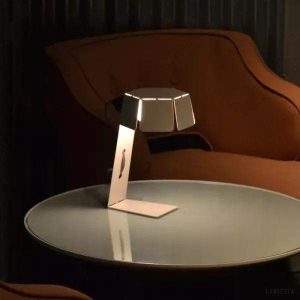 Minimalistyczna lampa biurkowa Object 3 z metalu