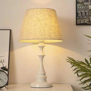 Elegancka lampa stołowa z lnianym abażurem w białym kolorze