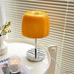 Minimalistyczna lampa stołowa Bauhaus z kolorowym kloszem