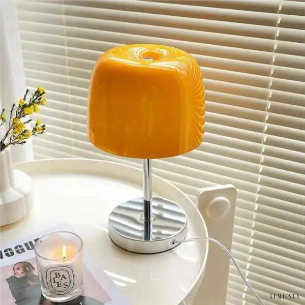 Minimalistyczna lampa stołowa Bauhaus z kolorowym kloszem