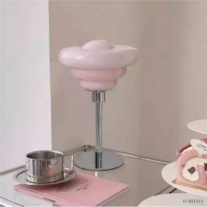 Lampa stołowa w stylu nordyckim z szklanym kloszem