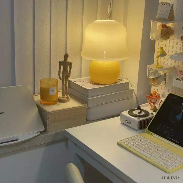 Lampa stołowa musztardowa z ręcznie formowanego szkła