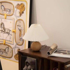 Elegancka lampka stołowa z plecionym kloszem i drewnianą podstawą