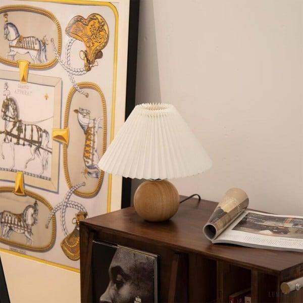 Elegancka lampka stołowa z plecionym kloszem i drewnianą podstawą