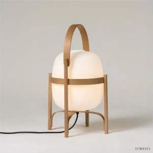 Lampka stołowa Cesta z opalowym kloszem i drewnianą podstawą