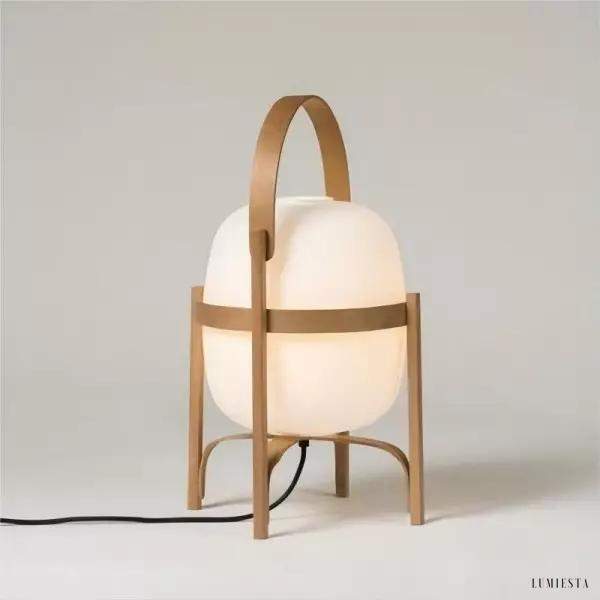 Lampka stołowa Cesta z opalowym kloszem i drewnianą podstawą