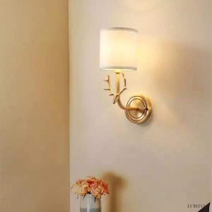 Lampka ścienna w kształcie głowy jelenia z mosiądzu