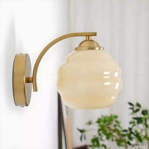 Lampka ścienna z mlecznym szkłem w stylu vintage z złotymi akcentami