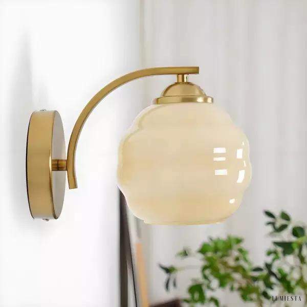 Lampka ścienna z mlecznym szkłem w stylu vintage z złotymi akcentami