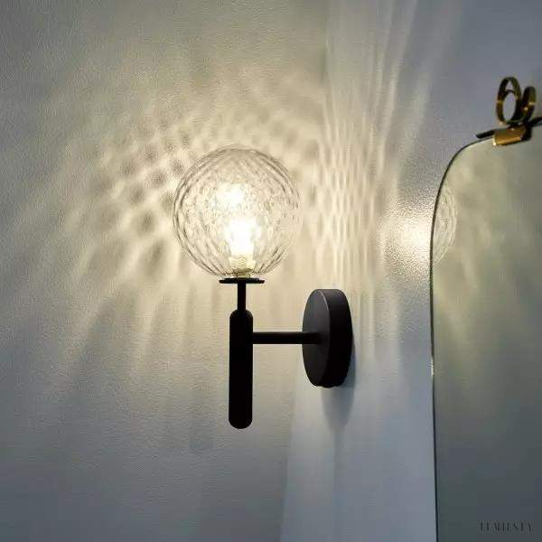 Lampa ścienna Miira w nowoczesnym stylu z kulistym kloszem