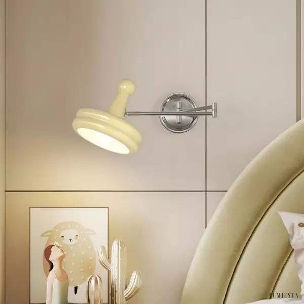 Lampa ścienna z ruchomym ramieniem w kolorze kremowym